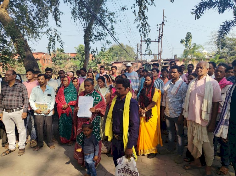 CG - शासकीय भूमि से अवैध कब्जा हटाने की मांग, ग्रामवासियों ने कलेक्टर को सौंपा ज्ञापन...